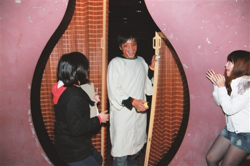 萬聖節變裝嚇人 同學花容失色