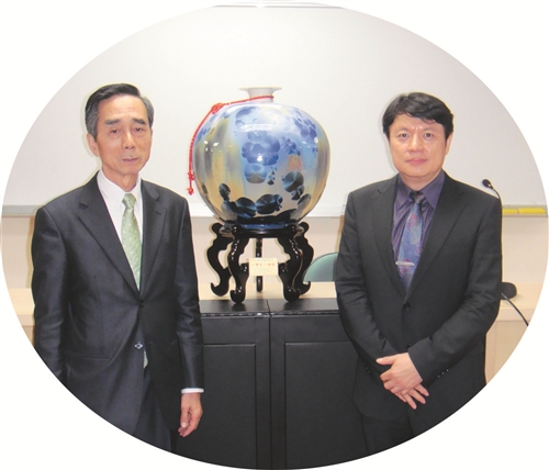 夜企管系友贈一甲子一世情賀校慶