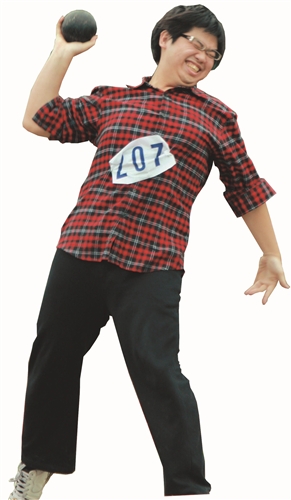 雨中披戰袍 校運會健兒無畏向前衝