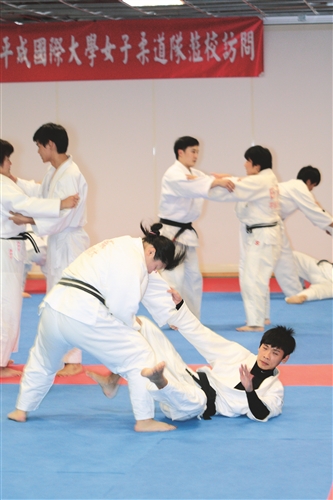 日姊妹校平成國際大學 女子柔道隊來武術交流