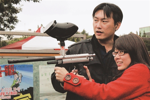 海陸空三軍入侵校園！同學打靶試身手 笑稱：投筆從戎