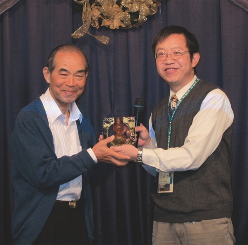 電機百餘師生祝福余繁榮退