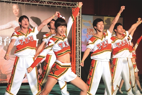 張校長道服現身