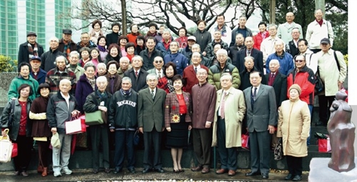 雕像贈校 溫馨揭幕