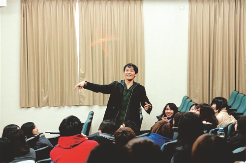 倒立先生黃明正分享熱血夢想  學生擠滿講場