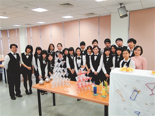 首屆旅遊系飲品調製秀  展專業證照成果