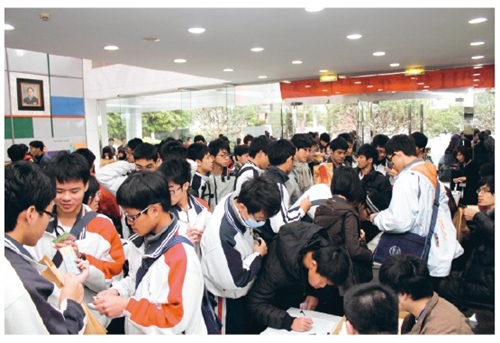 化學創意競賽 近700生湧入化館