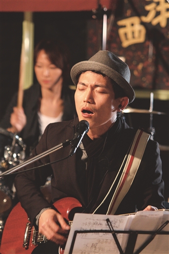 回聲樂團迷幻搖滾 擠爆教室站椅子