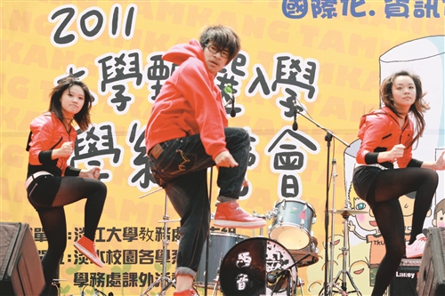 系所博覽會唱作俱佳  吸引人潮