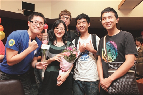 100學年首辦社團經營與團隊發展學門社團指導老師座談 學生溫馨獻花 師生互動又驚又喜