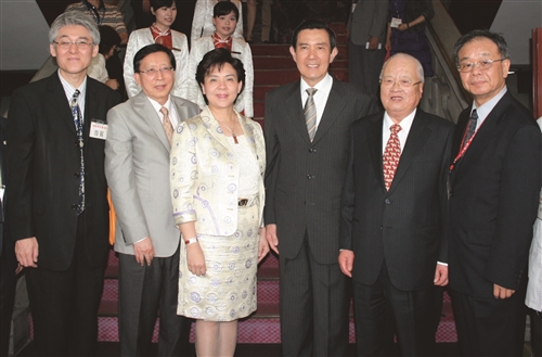 馬總統試 e筆 讚本校數位科技傳揚書法 本校承辦「百家萬歲書法展」 老中青書法家發揚精粹