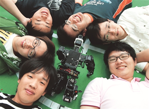 人形機器人小黑 奪冠爭光