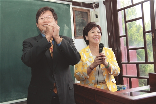 宮燈新面貌-　本校校長張家宜（右）與世界校友會聯合會理事長陳慶男（左）啟用宮燈多媒體設備時，張校長表示，現場上課現況，彷彿在成人教育部教授樂活課程。（攝影／梁琮閔）