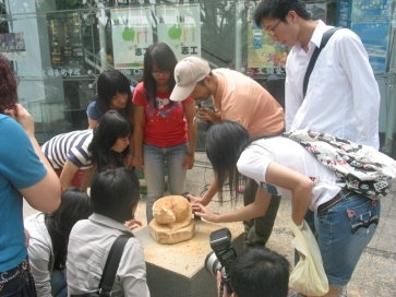 「2008當代木雕之美」即日起至10月30日止在文錙藝術中心展出，栩栩如生的作品驚艷全場。本校以木雕藝術作品深入校園，除讓通識藝術教育更加多元化外，也讓傳統技能延續下去。