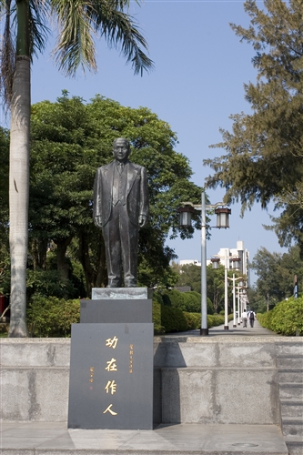 驚聲銅像廣場-01