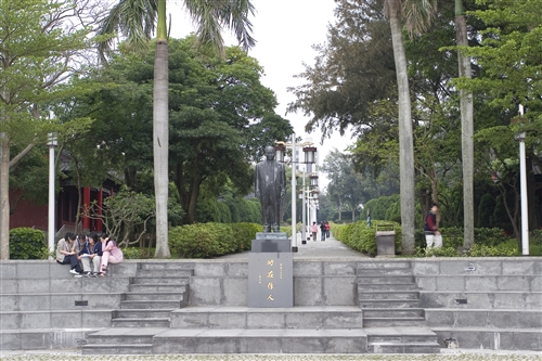 驚聲銅像廣場-02